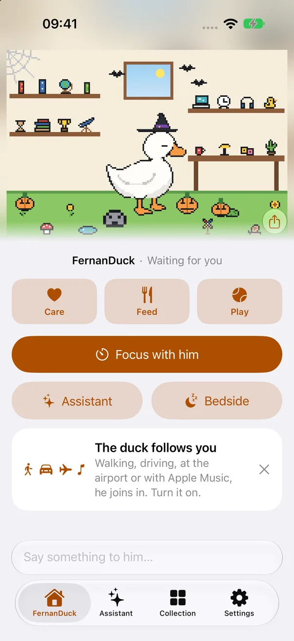 Écran d'accueil de FernanDuck sur iPhone, en anglais : le canard dans sa chambre dit « Oh, te revoilà ! Je ne faisais absolument pas la sieste. »