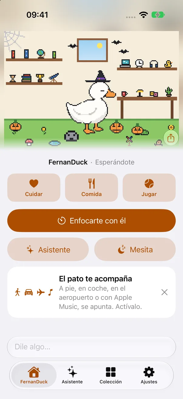 Pantalla de inicio de FernanDuck en iPhone: el pato en su cuarto diciendo “¡Ah, volviste! Definitivamente no estaba durmiendo.”