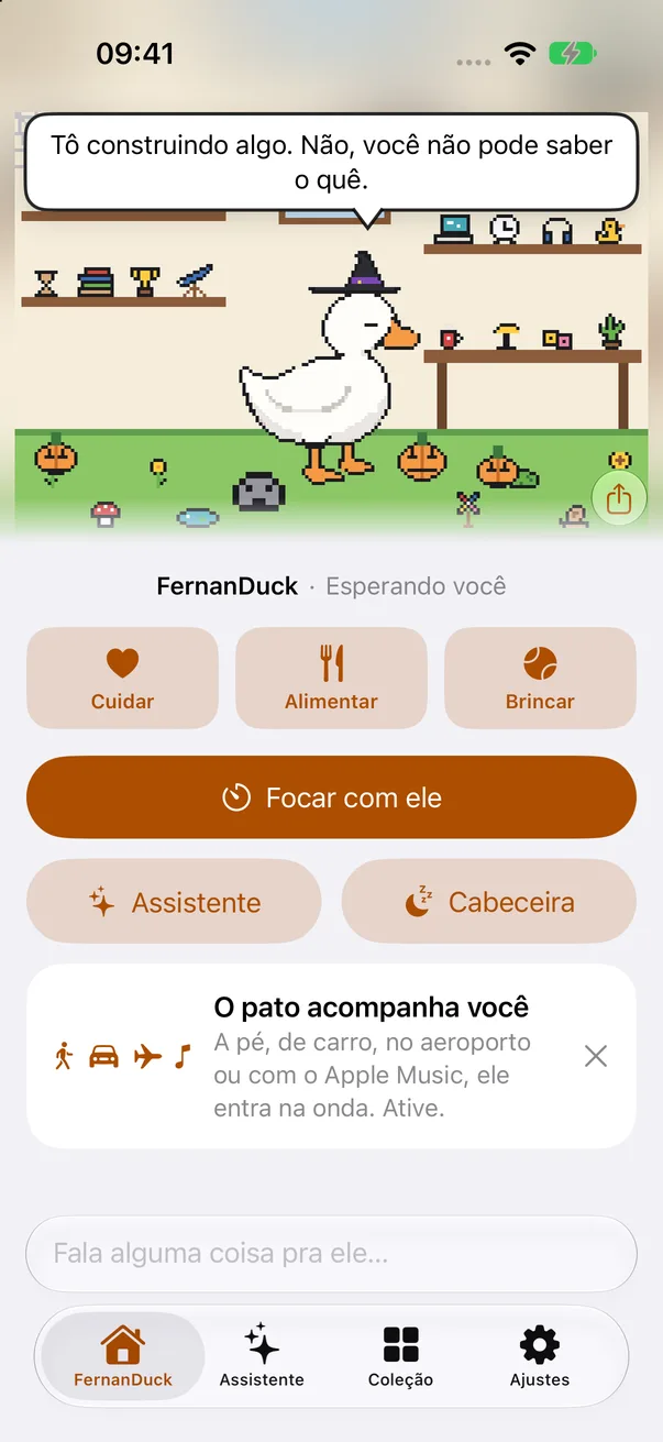Tela inicial do FernanDuck no iPhone: o pato no quarto dizendo “Ah, você voltou! Eu definitivamente não estava cochilando.”